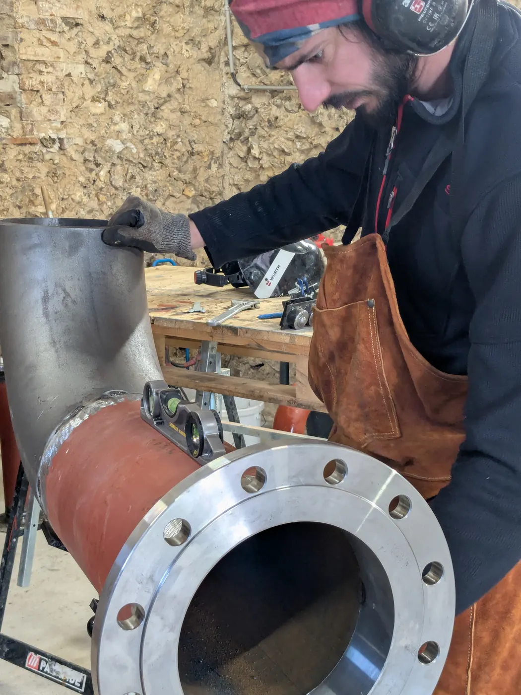Technicien JOFAGIST assemblant une pièce de tuyauterie en atelier